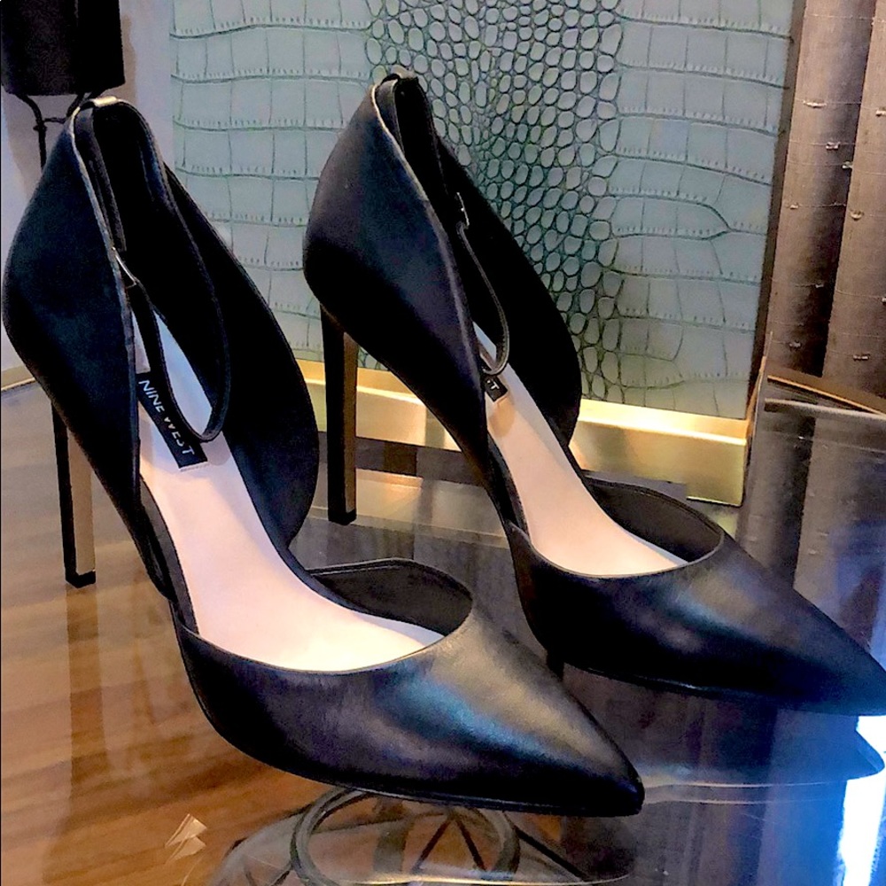 BLACK ANKLE STRAP PUMPS